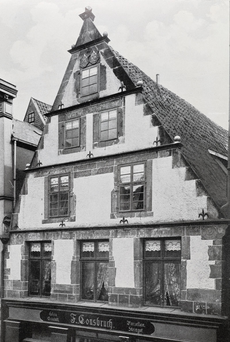 F. Consbruch, Bielefeld: Giebel des Consbruch-Hauses in der Obernstraße im Jahr 1906, im oberen Teil ist die Hausmarke zu erkennen. (Foto: Albert Ludorff). Bei F. Consbruch konnte man Porzellan, Steingut, Glas- und Kristallwaren und keramische Kunsterzeugnisse kaufen.