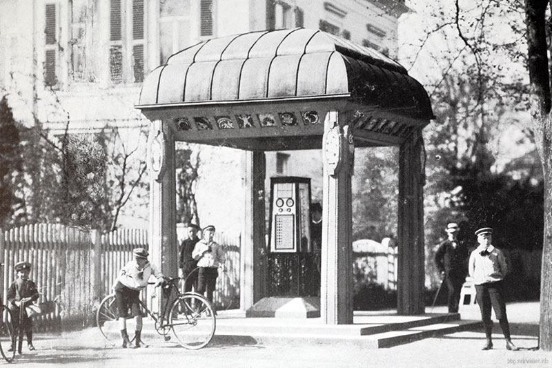 Das Wetterhäuschen am Oberntor in Bielefeld im Jahr 1914. Die Glasmalereien von Karl Muggly in der Dachkonstruktion sind hier gut erkennbar. In dieser ursprünglichen Form bestand es bis zu seiner Zerstörung im 2. Weltkrieg. Danach wurde es in neuer Gestalt wieder aufgebaut.